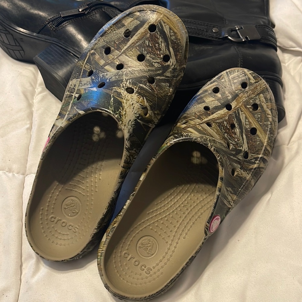 Camo croc size 6!
